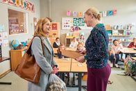 Die Läusemutter – Hannah (Pina Kühr, l.); Anke (Antje Widdra, r.)