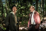 Maloney – Maloney Der letzte Tag Staffel 1 / Folge 5 Maloney trifft den charismatischen Endzeit-Guru. Roland Bonjour als Schneggenberger, Marcus Signer als Philip Maloney Regie: Michael Schaerer Produktion: C-Films AG Kamera: Tobias Dengler Drehbuch: Pascal Glatz Copyright: SRF/Pascal Mora