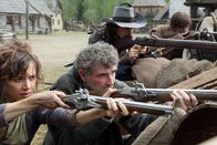 Die Musketiere – (v.l.n.r.) Jeanne (Linzey Cocker); Bertrand (Steve Evets); Aramis (Santiago Cabrera)