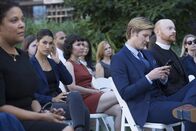 Detective Laura Diamond – Während der Beerdigung seines Freundes spielt Shane (Gabriel Mann, 3.v.r.) mit seinem Handy herum. Das findet Meredith (Janina Gavankar, 2.v.l.) sehr verdächtig ...