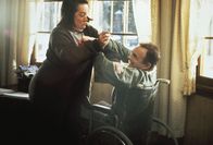Misery – Annie (Kathy Bates, l.) will den Schriftsteller Paul Sheldon (James Caan, r.) dazu zwingen, die Romanfigur Misery wieder zum Leben zu erwecken - wenn es sein muss, mit Gewalt ...