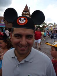 Cake Boss: Buddys Tortenwelt – Disney Princess Cake. Buddy sports the mouse ears at Disney World.