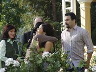 Desperate Housewives – Gabrielle (Eva Longoria, 2.v.r.) verabschiedet Xiao-Mei (Gewndoline Yeo, 2.v.l.) mit Tränen in den Augen und schnell wird klar, dass auch die junge Chinesin bleiben will, um für Gabrielle und Carlos zu arbeiten ...