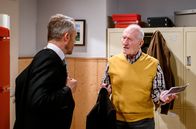 Sturm der Liebe – Alfons (Sepp Schauer, r.) entdeckt, dass sich Erik (Sven Waasner, l.) heimlich Alfons Wissen zunutze gemacht hat, um als Portier zu glänzen.