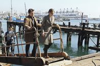 Castle – Als der Hafenarbeiter Donny Hayes tot im East River gefunden wird, übernehmen Castle (Nathan Fillion, l.) und Beckett (Stana Katic, r.) den Fall.