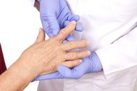 Doc Fischer – "Seniorin mit rheumatoider Arthritis zum Arzt"