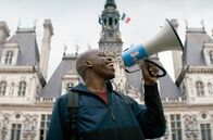 Einfach Schwarz – „JP“ (Jean-Pascal Zadi) plant einen großen Protestmarsch in Paris – dieses Vorhaben will er sich von der Pariser Bürgermeisterin genehmigen lassen.