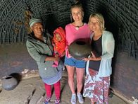 Verrückt nach Meer – Die Passagierinnen Julia und Gabi besuchen das Zulufadder-Projekt in Suedafrika. Zulufadder ist eine Wohltaetigkeitsorganisation, die sich auf Bildung und nachhaltige Projekte fuer Kinder und Jugendliche aus laendlichen Gebieten in Suedafrika konzentriert. Hier besuchen Julia und Gabi eine Familie in ihrem Zuhause in.Eshowe, KwaZulu Natal.