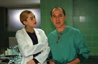Der letzte Zeuge – Beruflich sind die Gerichtsmediziner Dr. Robert Kolmaar (Ulrich Mühe, r.) und Dr. Judith Sommer (Gesine Cukrowski, l.) bereits wieder ein gutes Team. Doch privat wahren die beiden zunächst einmal Distanz.