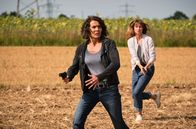 Tatort – Lena Odenthal (Ulrike Folkerts, links) und Johanna Stern (Lisa Bitter) verfolgen einen Tatverdächtigen.