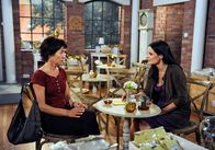 Rote Rosen – ARD ROTE ROSEN FOLGE 1375 Uhr im ERSTEN. Susann (Elisabeth Lanz, r.) muss erkennen, dass sie kein Vertrauen mehr zu Merle (Anja Franke, l.) hat.