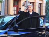 Navy CIS – Gemeinsam mit seinem Team versucht Gibbs (Mark Harmon), einen Mörder zu fassen ...