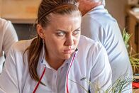 SOKO Kitzbühel – Ex-Tennisstar Karl König wurde ermordet aufgefunden. Die junge Star-Spielerin Silke Bachler (Alina Schaller) gibt, ganz zum Leidwesen ihres Vaters, offen ein Verhältnis mit dem Mordopfer zu.