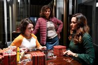Alles oder Nichts – Dass Jenni (Anna Mennicken, l.) so viel Zeit mit Melissa (Sarah Maria Besgen, r.) verbringt, gefällt ihrer Mutter Elke (Anne Brendler, M.) gar nicht ...