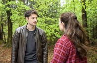 Sturm der Liebe – Joshua (Julian Schneider, l.) wird zunehmend mißtrauisch, doch Denise (Helen Barke, r.) ist Annabelle mal wieder auf den Leim gegangen.