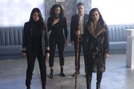 Charmed – (v.l.n.r.) Mel Vera (Melonie Diaz); Macy Vaughn (Madeleine Mantock); Harry Greenwood (Rupert Evans); Maggie Vera (Sarah Jeffery)