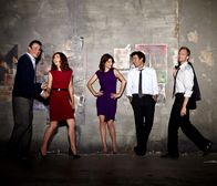 How I Met Your Mother – (6. Staffel) - Ein Blick in die Vergangenheit von Ted (Josh Radnor, M.) und seinen Freunden Marshall (Jason Segel, 2.v.l.), Barney (Neil Patrick Harris, r.), Lily (Alyson Hannigan, 2.v.l.) und Robin (Cobie Smulders, M.) ...