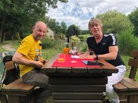 Heinzl und die VIPs – Roland Düringer (l.); Dominic Heinzl (r.)