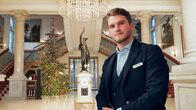 Impact – Impact Concierge im Luxushotel Dolder – So funktioniert die Welt der Reichen und Prominenten Concierge Peter im Foyer Copyright: SRF