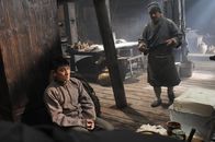 Shaolin – Als Hao (Andy Lau,l.) von seinem Kameraden Cao Man verraten wird, muss er die Flucht ergreifen und ist gezwungen, sich ausgerechnet im verborgenen Gebirgstempel der Mönche (,r.Jackie Chan) zu verstecken.