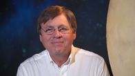 Spacetime – Bildunterschrift: Prof. Dr. Ulrich Walter lehrt für gewöhnlich Raumfahrttechnik an der Technischen Universität München. In der dritten Folge "Spacetime" erklärt er unter anderem, welche Risiken Astronauten bei der Reise ins All auf sich nehmen müssen.