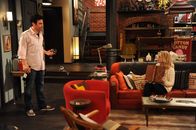 How I Met Your Mother – Nachdem Ted (Josh Radnor, l.) und Jeanette (Abby Elliott, r.) sich trennen, versucht Barney ihm dabei zu helfen, bei einem neuen Mädchen zu landen, indem er das berüchtigte Playbook benutzt, von dem Robin dachte, er hätte es zerstört ...