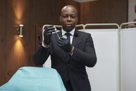 Body Fixers - Die Beauty Profis – (1. Staffel) - Schönheitschirurg Dr. Esho springt ein, wenn die Dinge den einen Schritt zu weit gegangen sind und die herkömmliche Kosmetik nicht mehr hilft ...