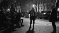 Streetphilosophy – Jonas hört “Apples in Space” ein Weilchen zu. Wie viel Mut braucht es, um als Straßenmusiker so in die Nacht zu trällern?
