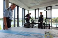 WaPo Bodensee – Paul Schott (Tim Wilde, l.) und Nele Neuhaus (Floriane Daniel, r.) statten Ben Treskow (Christopher Reinhardt, M.) einen Besuch ab.
