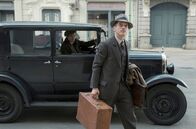 Babylon Berlin – Jänicke (Anton von Lucke) hat Gereon Rath (Volker Bruch) nach Hause gebracht.