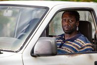 Death in Paradise – Marvin Peters (Hakeem Kae-Kazim) hadert damit, zur Polizei zu gehen und sein Wissen mit ihnen zu teilen.