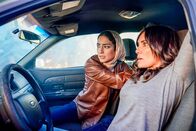 Navy CIS: L.A. – Special Agent Fatima Namazi (Medalion Rahimi, l.); Kensi Blye (Daniela Ruah, r.)