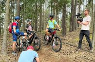 Expedition in die Heimat – Zusammen mit Sabika Speros und Mirko Mischok vom MTB Club Red Pulse auf dem Trail.