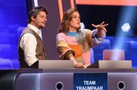 Quizduell - Olymp – Die Kandidat:innen des Teams "Traumpaar": Der Schauspieler Fritz Karl (l.) und die Schauspielerin Elena Uhlig (r.).