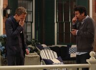 How I Met Your Mother – Während Barney (Neil Patrick Harris, l.) glaubt, dass Ted (Josh Radnor, r.), den Bro-Code gebrochen hat, erkennt Lily, dass sie die einzige weibliche Freundin von Robin ist ?; Während Barney (Neil Patrick Harris, l.) glaubt, dass Ted (Josh Radnor, r.), den Bro-Code gebrochen hat, erkennt Lily, dass sie die einzige weibliche Freundin von Robin ist ?