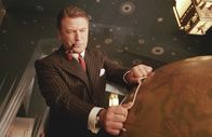 Aviator – Als Hughes in die marode Fluggesellschaft "TWA" einsteigt und macht diese zu einem florierenden Unternehmenmacht, ruft das sogleich die bislang dominante PanAm auf den Plan. Deren Vorsitzender Juan Trippe (Alec Baldwin) sieht seine Monopolstellung gefährdet und sagt Hughes den Kampf an ...