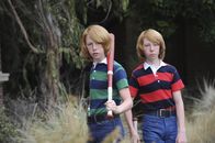American Horror Story – Los Angeles 1978: Dem Reiz des Verbotenen können die Zwillingsbrüder Troy (Bodhi Schulz, l.) und Bryan (Kai Schultz, r.) nicht widerstehen ...