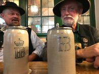 Die Bayerische Braukultur – Ein gepflegtes Bier aus dem Steinkrug geht immer â€“ Manfred Rost (links) und Markus Schuster sind StammgÃ¤ste im MÃ¼nchner HofbrÃ¤uhaus.