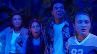 Rock Islands Rätsel – v.li.: Emily Young (Kimberley Joseph), Lila Gray (Izellah Connelly), Nori Harlow (Noah Akhigbe), Meesha Rai (Inessa Tan)