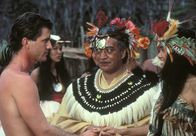 Die Bounty – ARD DIE BOUNTY (the bounty), USA 1984, Regie Roger Donaldson Uhr im Ersten. Fletcher Christian (Mel Gibson, li.), erster Offizier der Bounty, heiratet die schöne Mauatua (Tevaite Vernette), Tochter haitianischen Königs Tynah (Wi Kuki Kaa).
