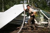 Der Ranger - Paradies Heimat – Glück im Unglück: bei der Explosion ist Jonas (Philipp Danne) nur mit ein paar Kratzern davongekommen, doch der Brand breitet sich schnell aus.