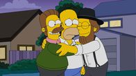 Die Simpsons – Als ihr Auto auf dem Weg zu Lisa kaputtgeht, treffen Homer (M.), Bart, Maggie und Marge auf Neds (l.) Cousin (r.). Doch schafft es Homer, die Zerstrittenen wieder zu vereinen?