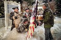 Gilmore Girls – Endlich Schnee in Stars Hollow! Doch als es einfach nicht mehr aufhören will zu schneien, wird das weiße Nass nicht nur für Luke (Scott Patterson, r.) zum Problem ...