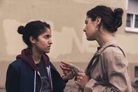 Loving Her – Auf der Straße entbrennt ein Streit. Sarah (Soma Pysall, r.) fühlt sich von Hanna (Banafshe Hourmazdi, l.) nicht richtig verstanden.