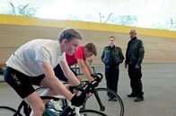 Großstadtrevier – Nur einen Tag nach seinem schweren Sturz trainiert Nachwuchsfahrer Malte (Emil von Schönfels, l.) an der Seite seines besten Freundes Jonathan (Luke Röntgen, 2.v.l.). Nina Sieveking (Wanda Perdelwitz, 2.v.r.) und Lukas Petersen (Patrick Abozen, r.) beobachten die beiden Freunde, die auf der Radrennbahn Konkurrenten sind.