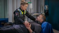 Notruf Hafenkante – Franzi (Rhea Harder-Vennewald) ist froh, dass Philipp (Simon Böer) den Anschlag auf ihn relativ glimpflich überstanden hat.