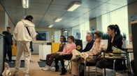Testo – V. li. n. re.: „Mastermind” Keko (Kida Khodr Ramadan) und Stulle (Frederick Lau, 2) halten die Kunden Tanju (Tanju Bilir), Edith (Kathrin Angerer), Wolfgang (Uwe Preuss), sowie Filialleiterin Magda (Jeanette Hain) und ihre Kollegin Vanessa (Ruby O. Fee) in Schach.