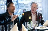 Der letzte Bulle – Mick (Henning Baum, l.) ahnt nicht, dass der Restauranttester Wolfgang Barsch (Falk Rockstroh, r.) ein trauriges Berufsgeheimnis hütet ...