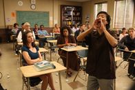 Community – Annie (Alison Brie, vorne l.), Pierce (Chevy Chase, 3.v.l.), Shirley (Yvette Nicole Brown, M.) und Senor Chang (Ken Jeong, vorne r.)
