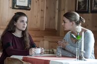 Der Bergdoktor – Anne (Ines Lutz, r.) versucht Lilli (Ronja Forcher, l.) davon zu überzeugen, dass sie auf dem Gruberhof mitarbeitet und dort vielleicht sogar eine dauerhafte berufliche Perspektive findet.